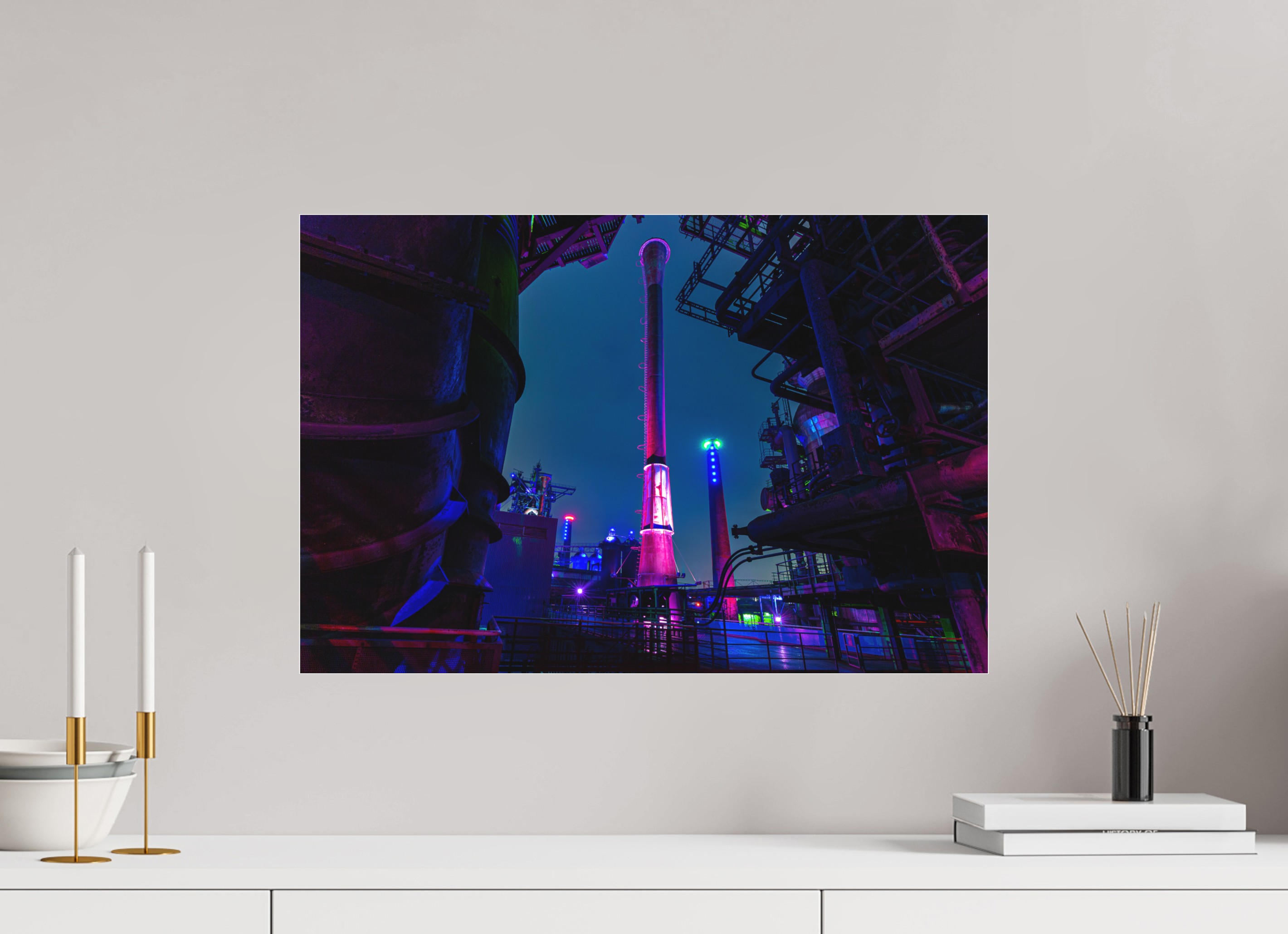 60 x 40 cm, Foto-Abzug hinter Acrylglas 3 mm matt Illuminierter Schornstein im Landschaftspark Duisburg