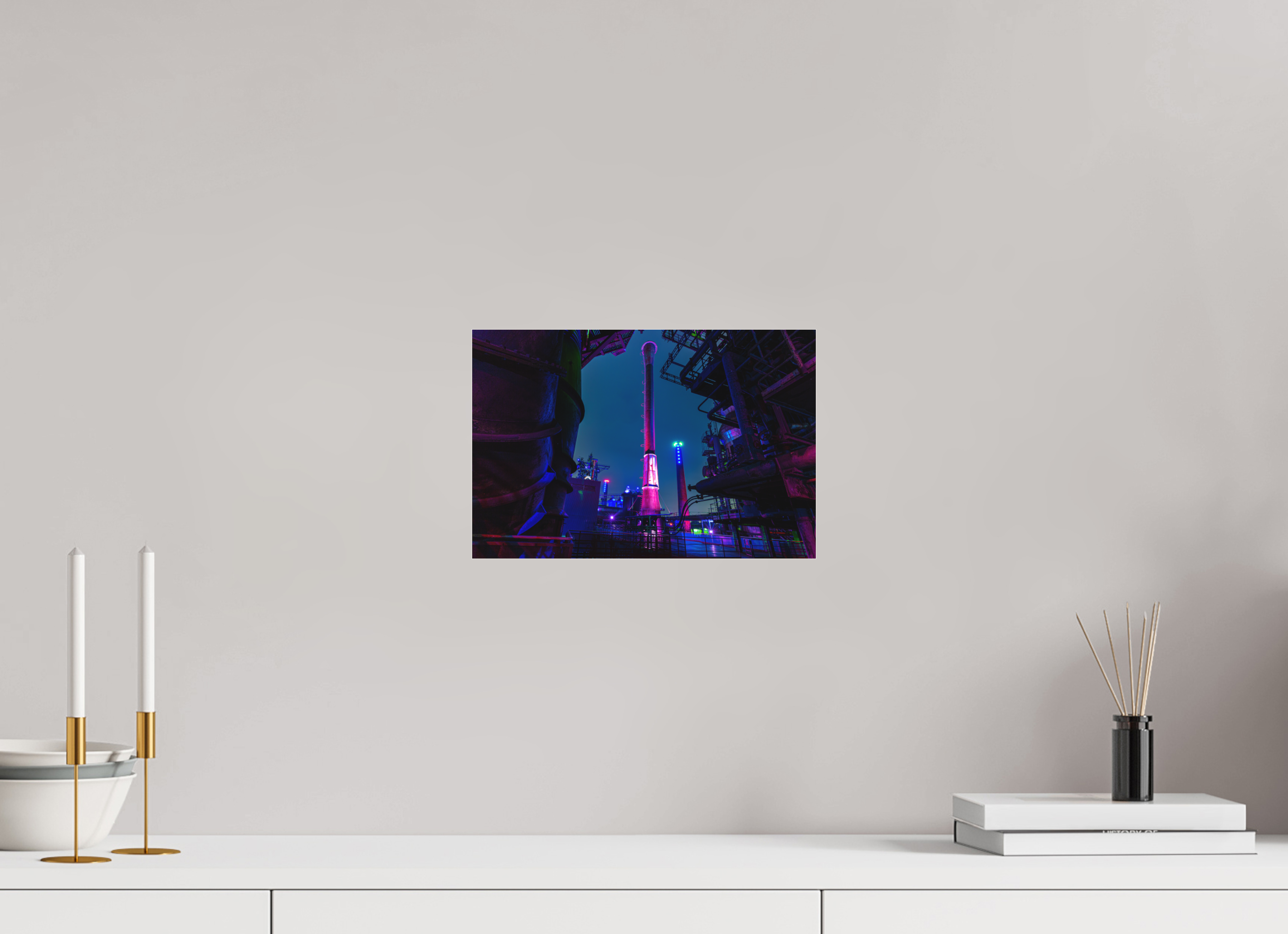 30 x 20 cm, Foto-Abzug hinter Acrylglas 3 mm matt Illuminierter Schornstein im Landschaftspark Duisburg