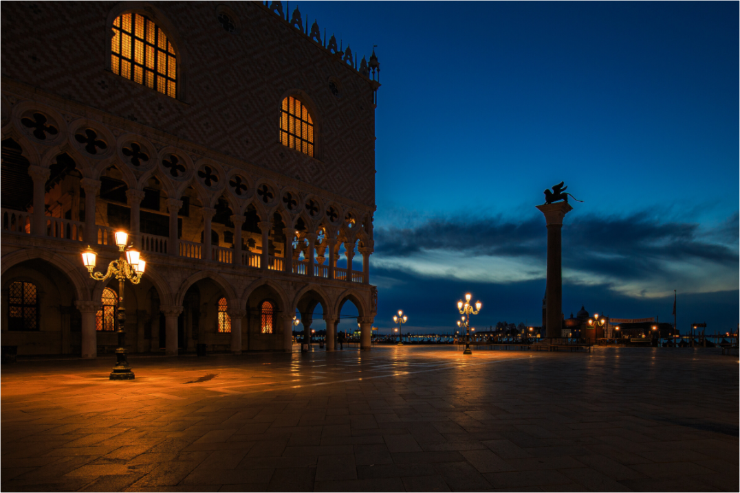 Main image Dogenpalast bei Sonnenaufgang in Venedig