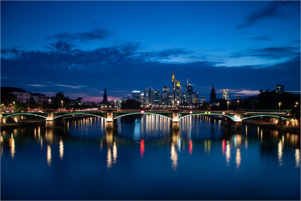 Main image Frankfurter Skyline – Flößerbrücke zur Blauen Stunde