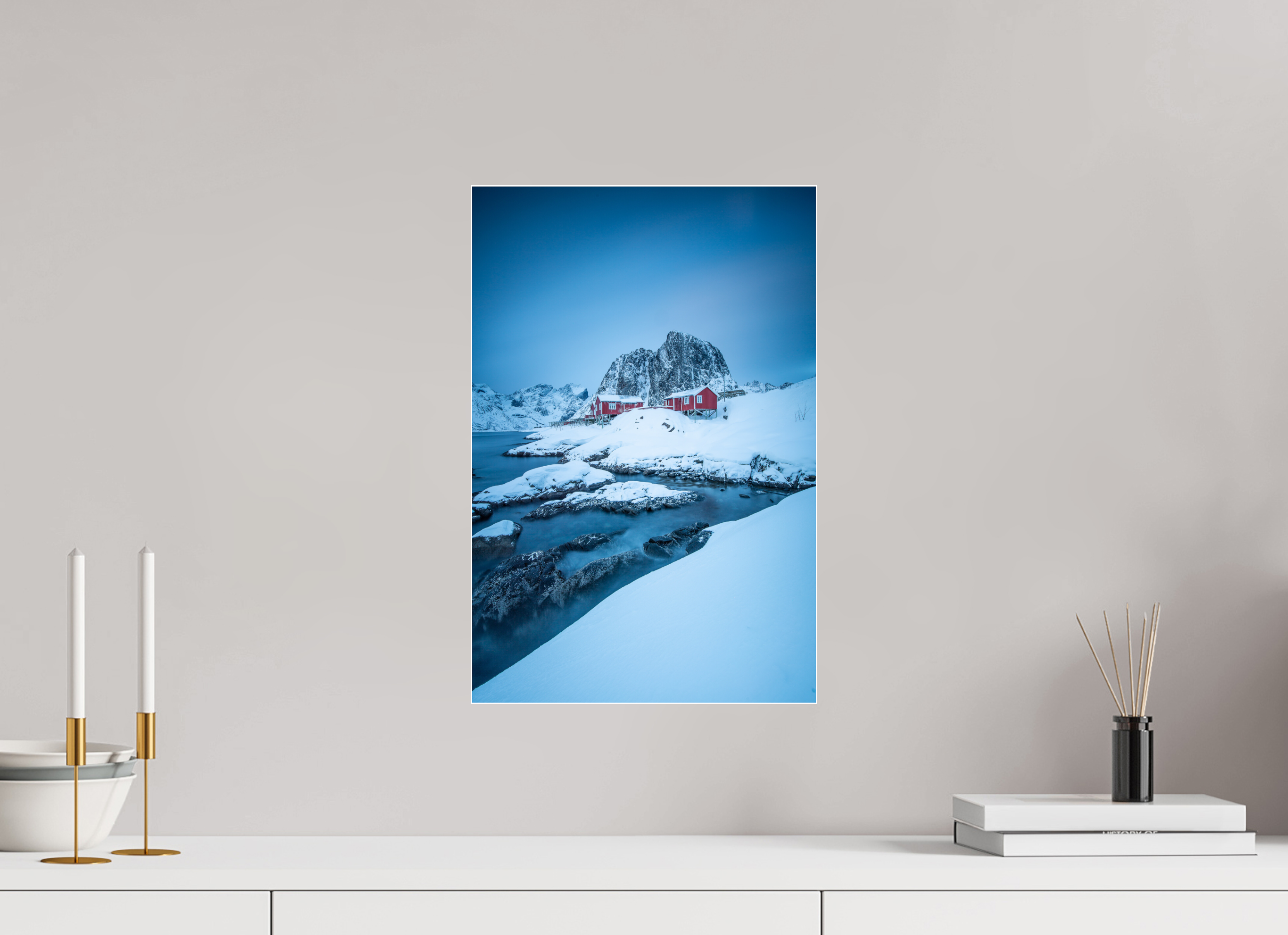 30 x 45 cm, Foto-Abzug Acrylglas 4 mm glänzend Winterstille in Hamnøy – Felsen, Wasser und rote Häuser