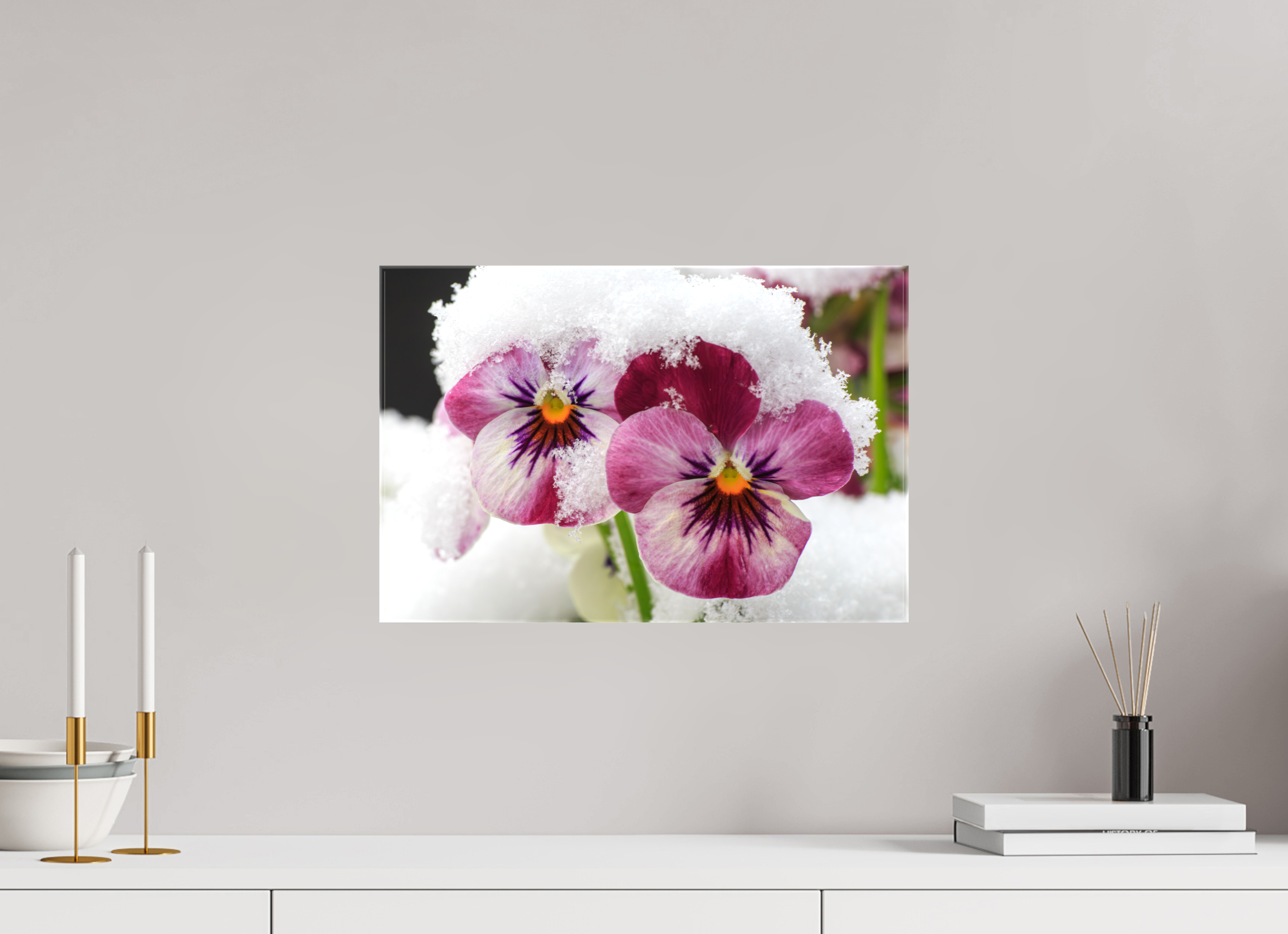 45 x 30 cm, Foto Leinwand glänzend Winterzauber: Veilchenblüte mit glitzernden Eiskristallen