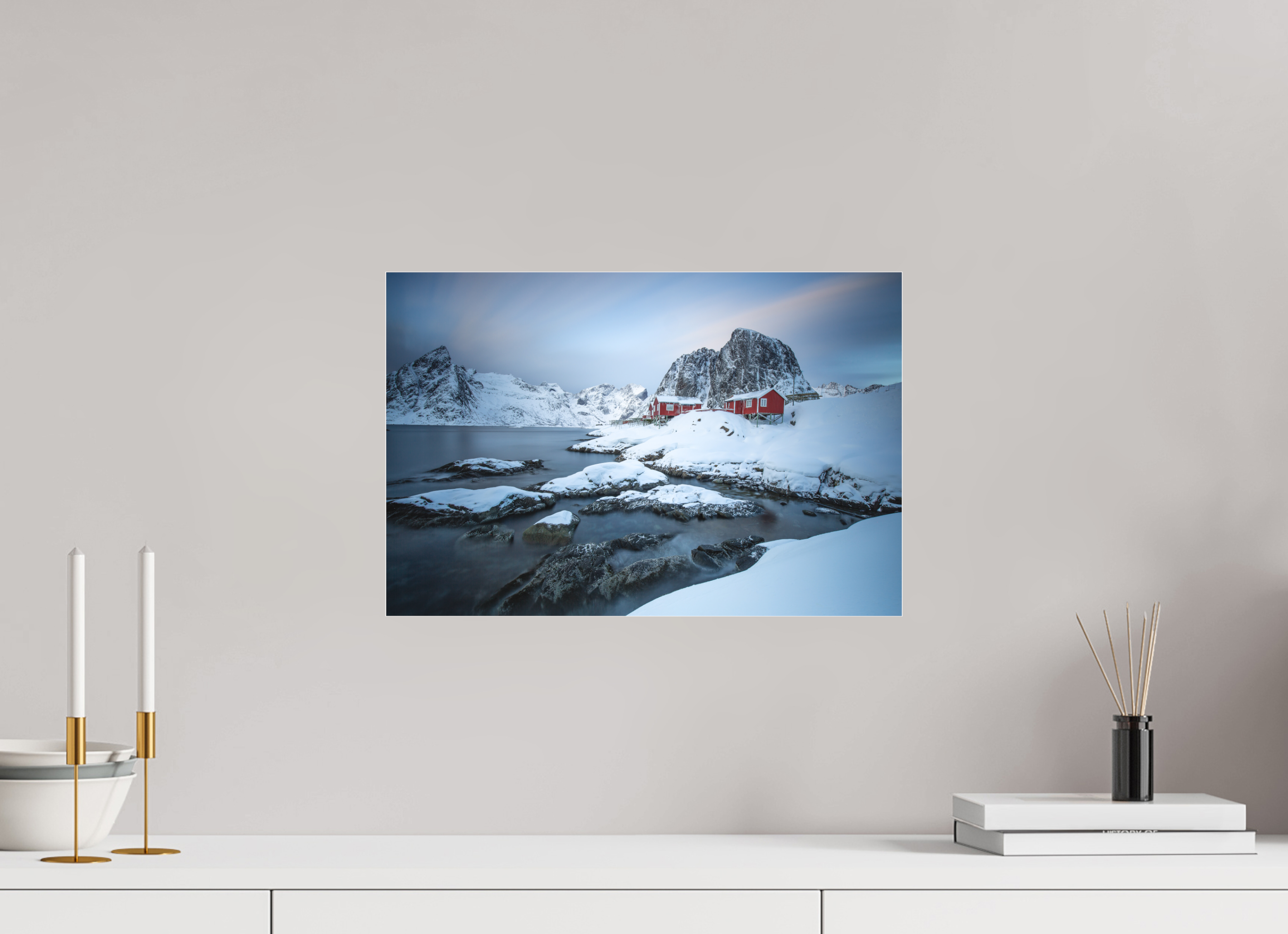 45 x 30 cm, Foto-Abzug hinter Acrylglas 3 mm matt Nordische Ruhe – Hamnøy zwischen Felsen und Fjord