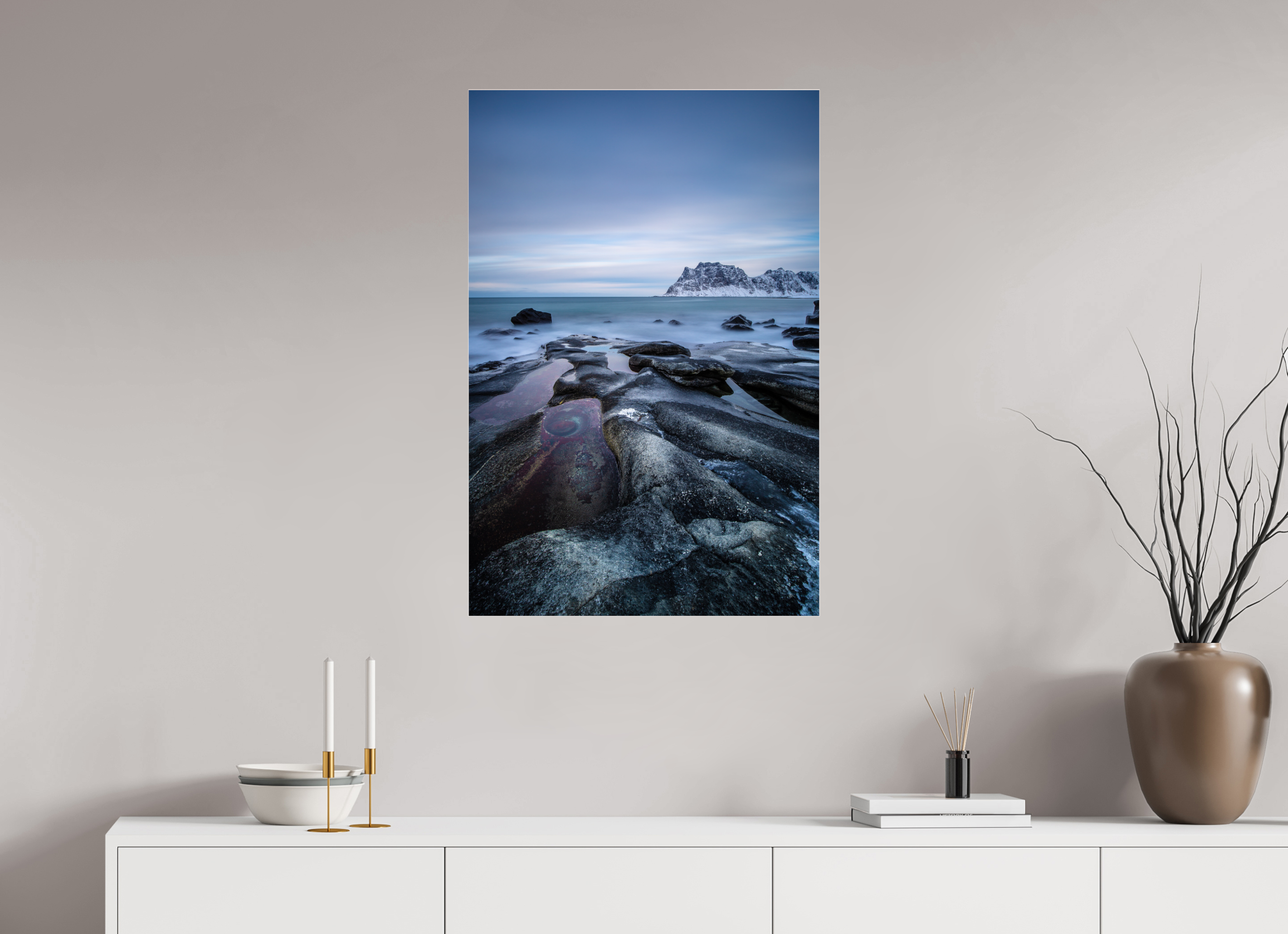 60 x 90 cm, Foto-Abzug Acrylglas 4 mm glänzend Mystisches Uttakleiv – Das Auge im Winterfels