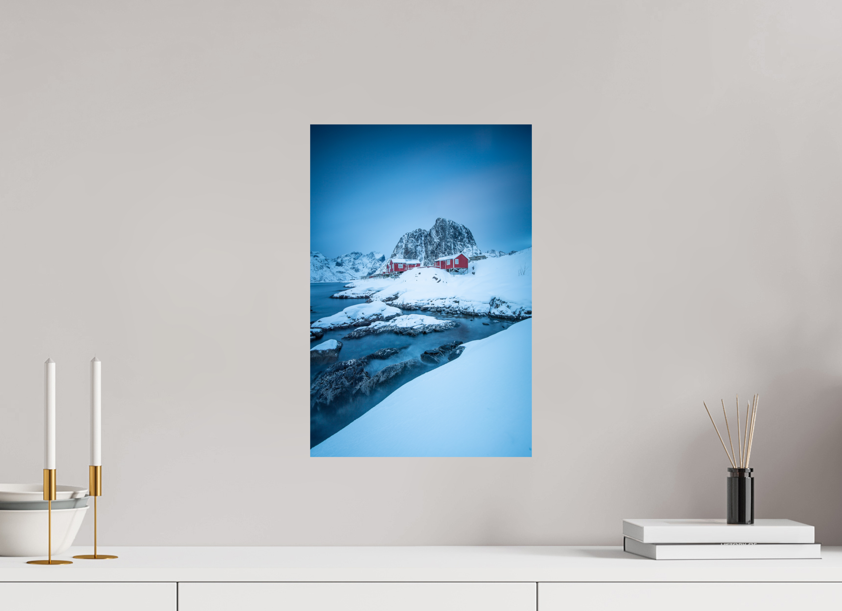 30 x 45 cm, Photo Print On Fuji Crystal DP II Winterstille in Hamnøy – Felsen, Wasser und rote Häuser