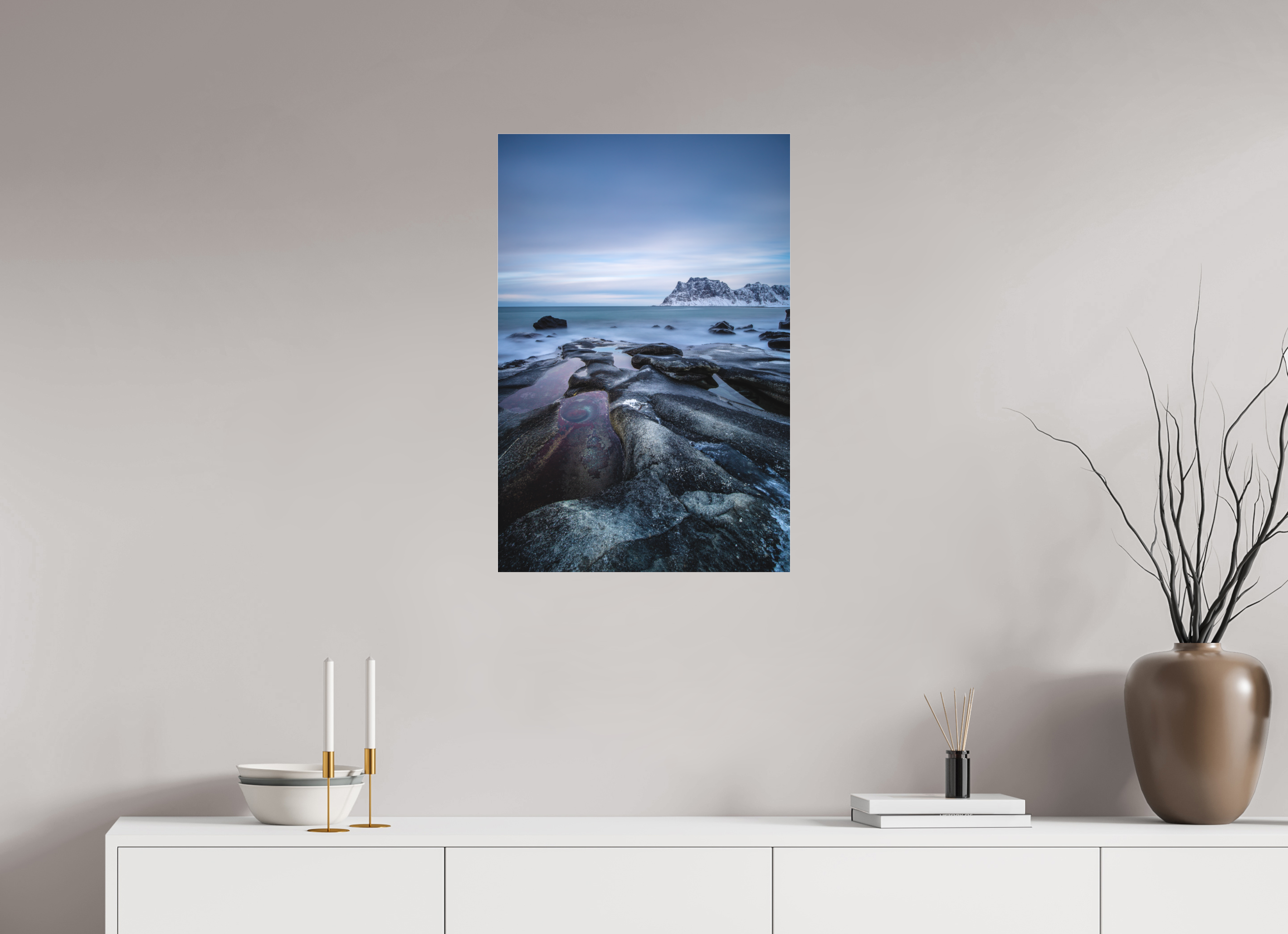 50 x 75 cm, Foto-Abzug hinter Acrylglas 3 mm matt Mystisches Uttakleiv – Das Auge im Winterfels