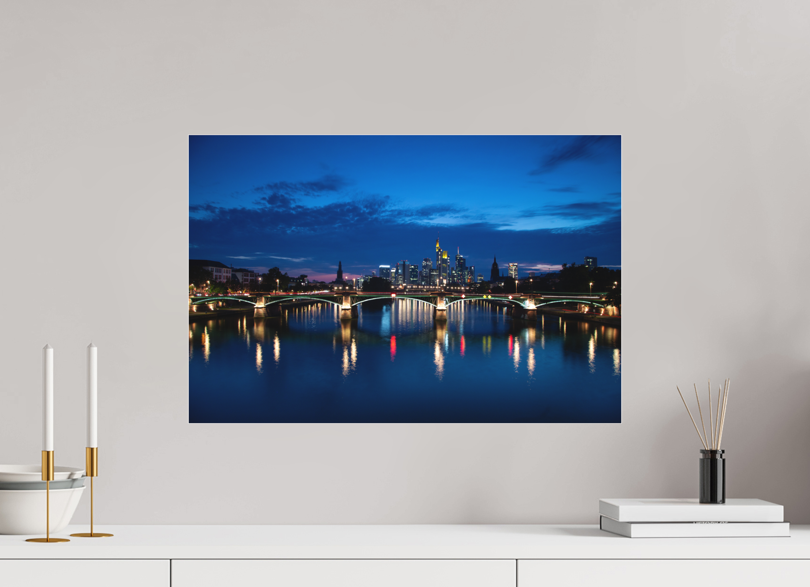 60 x 40 cm, Foto-Abzug hinter Acrylglas 3 mm matt Frankfurter Skyline – Flößerbrücke zur Blauen Stunde