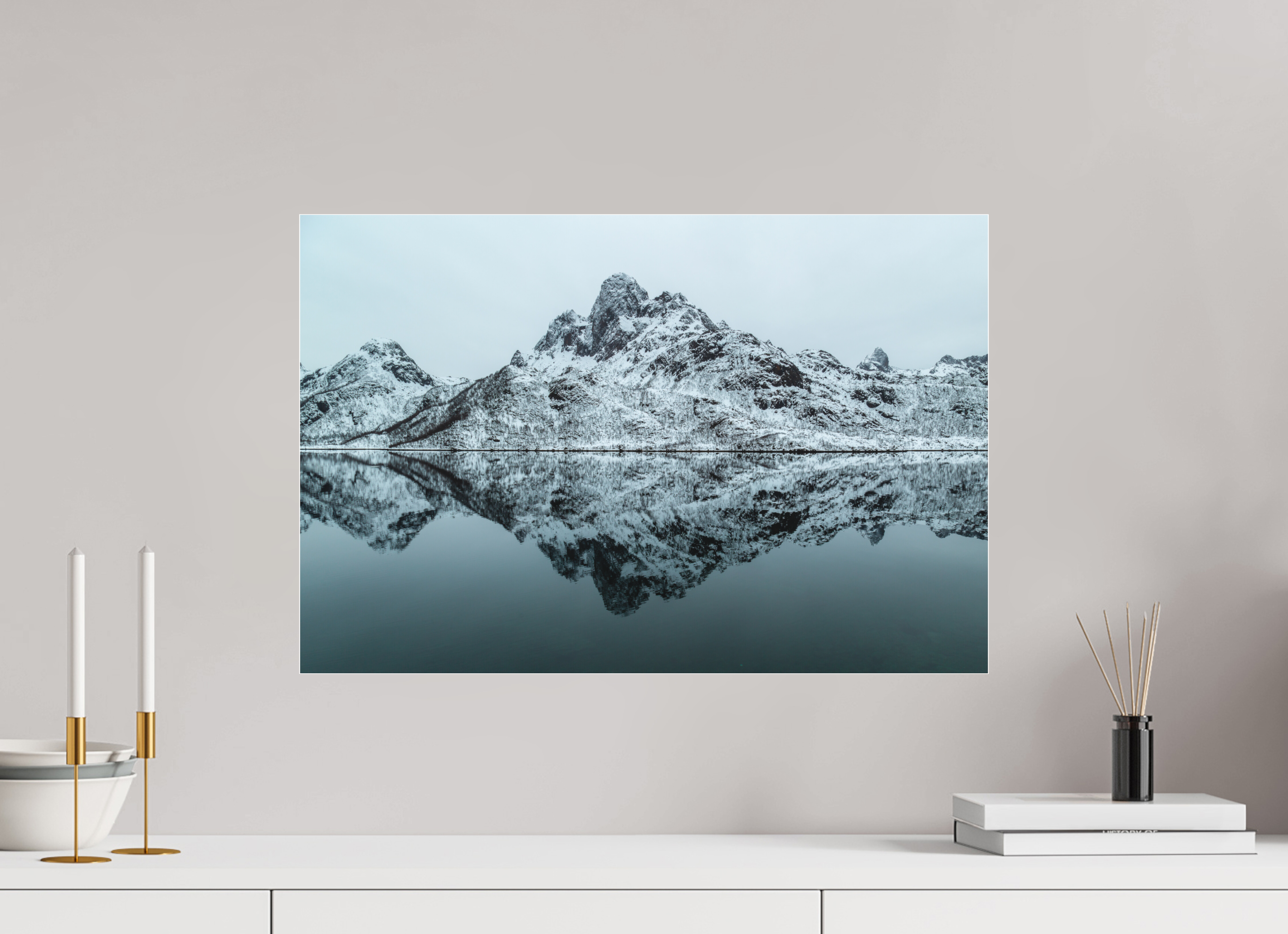 60 x 40 cm, Foto-Abzug hinter Acrylglas 3 mm matt Spiegelung der Stille – Fjordlandschaft Norwegens