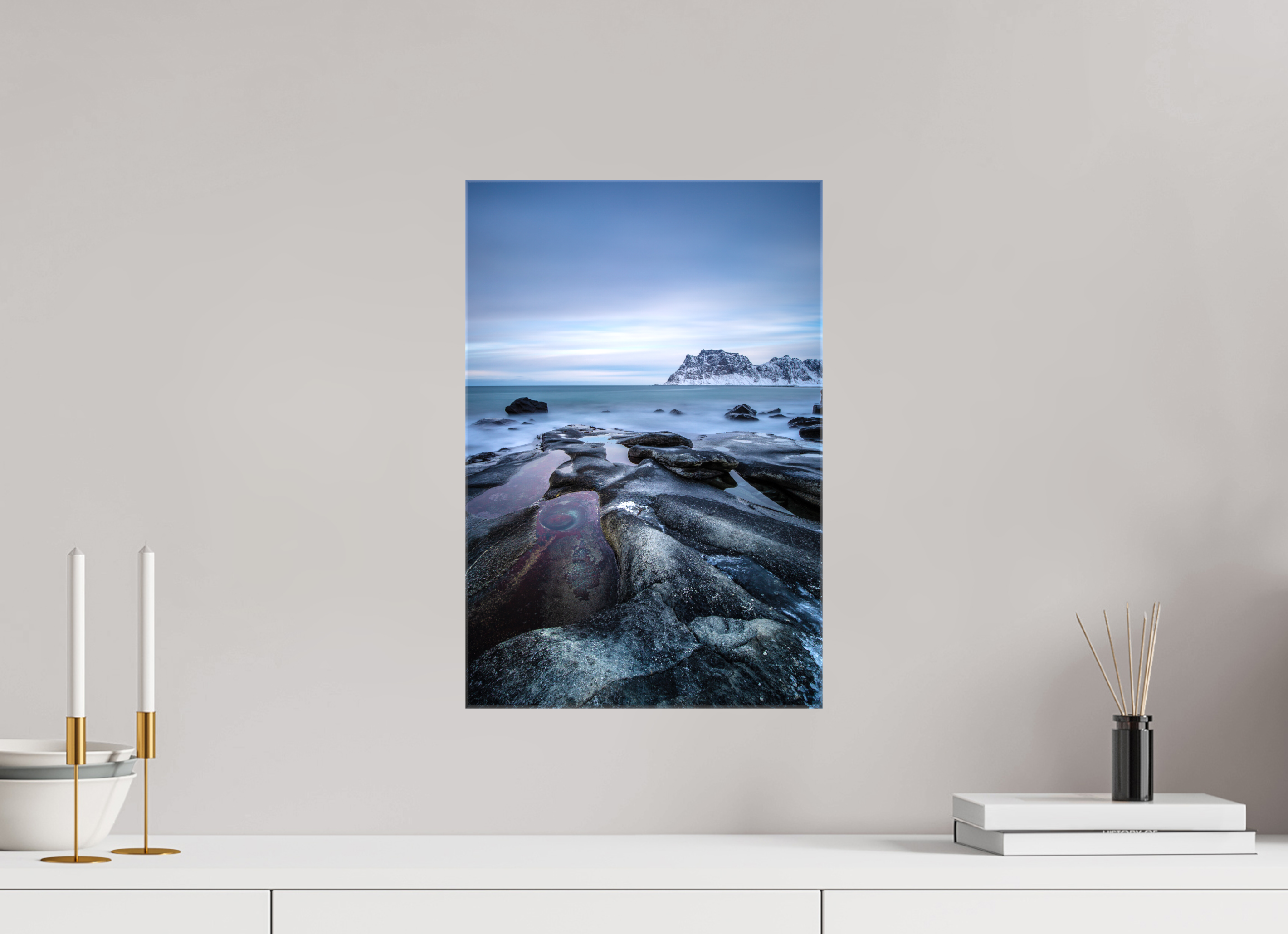 30 x 45 cm, Foto Leinwand glänzend Mystisches Uttakleiv – Das Auge im Winterfels