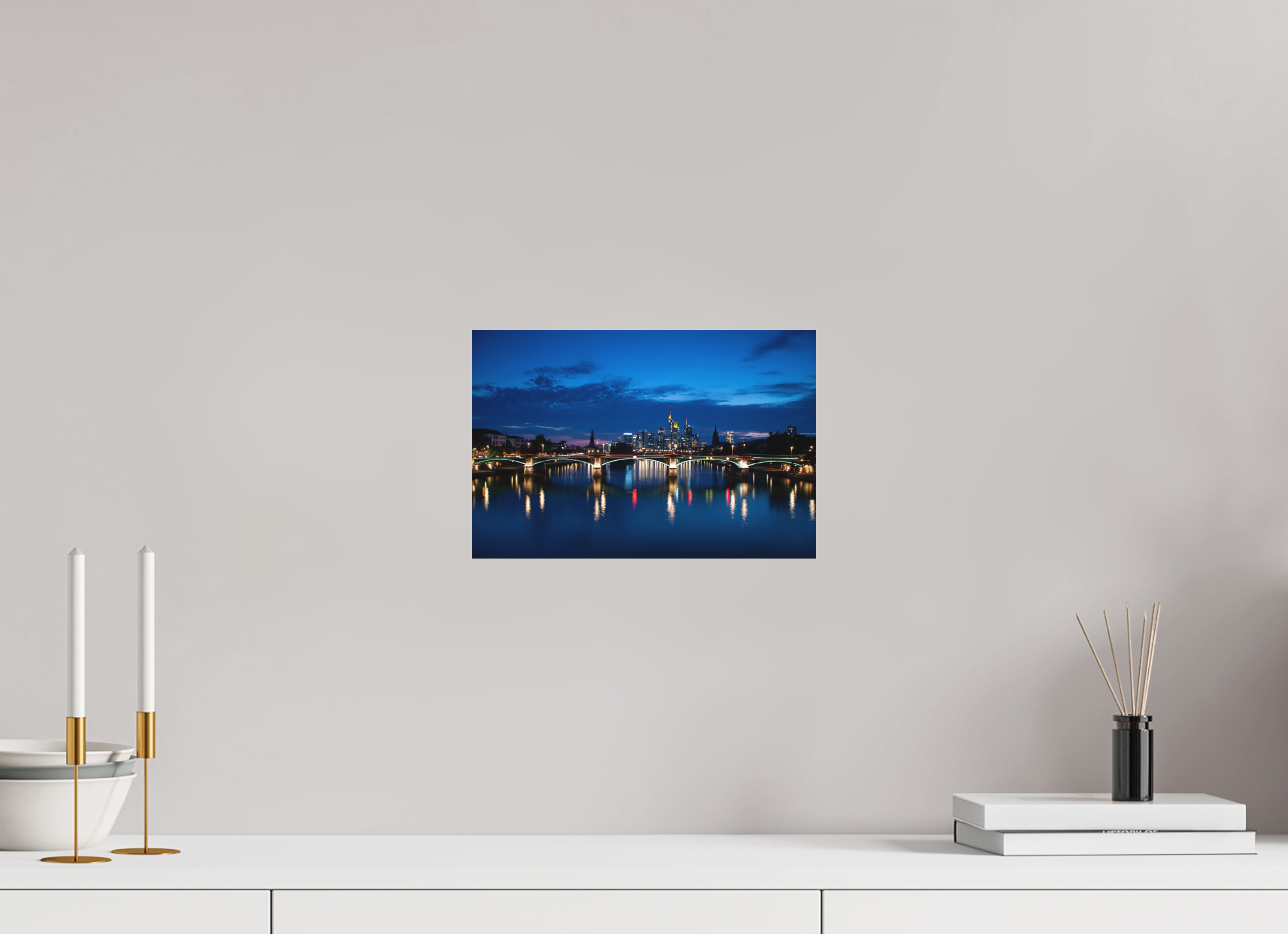30 x 20 cm, Foto-Abzug hinter Acrylglas 3 mm matt Frankfurter Skyline – Flößerbrücke zur Blauen Stunde