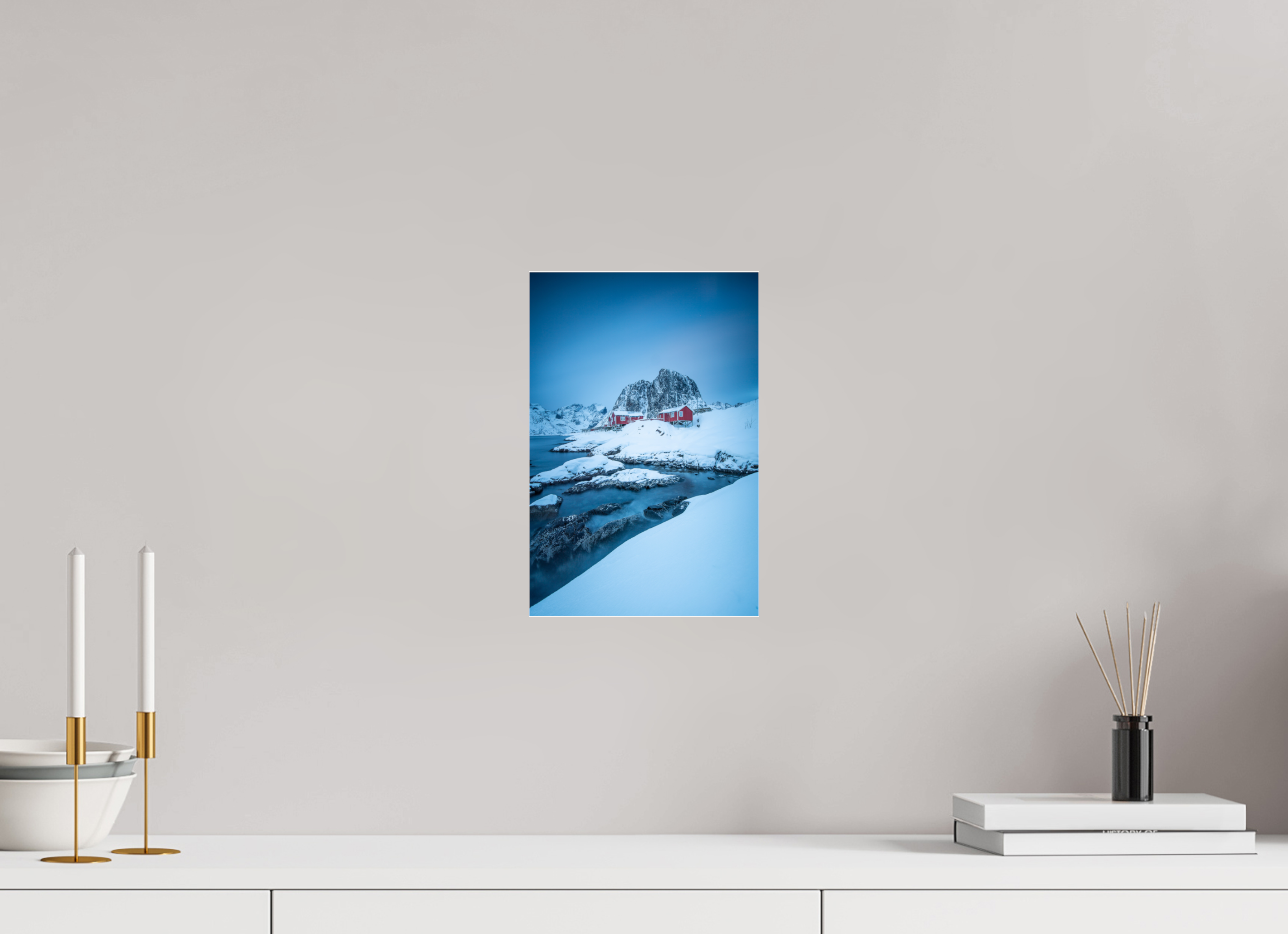 20 x 30 cm, Foto-Abzug Acrylglas 4 mm glänzend Winterstille in Hamnøy – Felsen, Wasser und rote Häuser