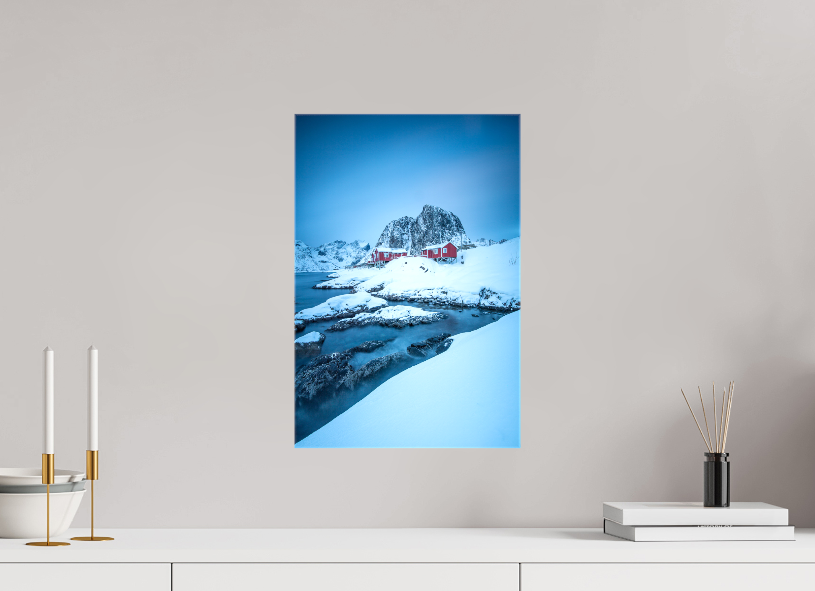 30 x 45 cm, Foto Leinwand glänzend Winterstille in Hamnøy – Felsen, Wasser und rote Häuser