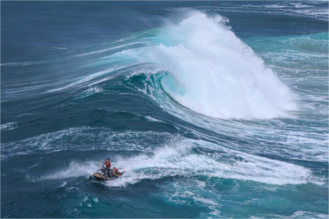Main image Fotoabzug & Leinwand Nazaré: Rettung aus den Big Waves