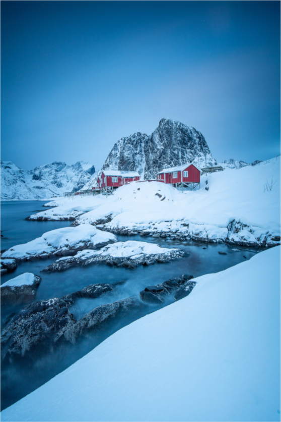 Main image Winterstille in Hamnøy – Felsen, Wasser und rote Häuser