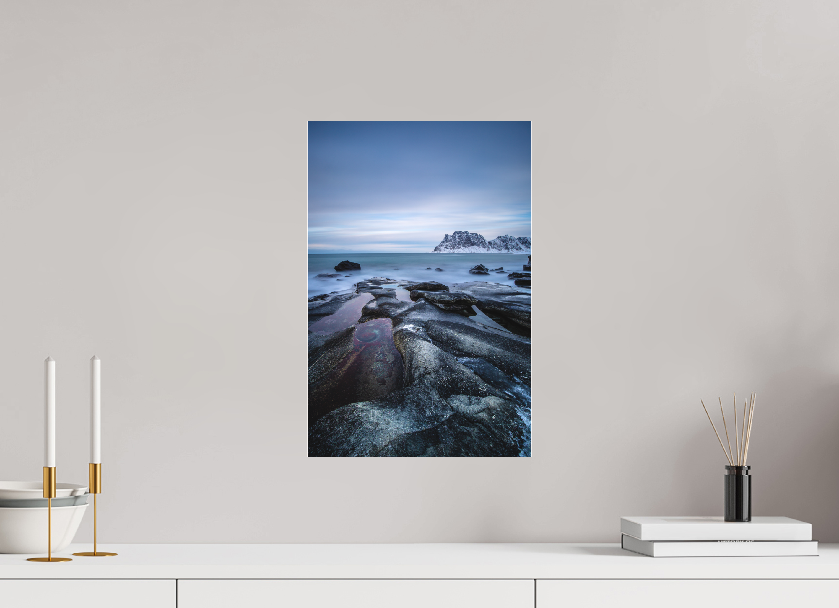 30 x 45 cm, Foto-Abzug hinter Acrylglas 3 mm matt Mystisches Uttakleiv – Das Auge im Winterfels