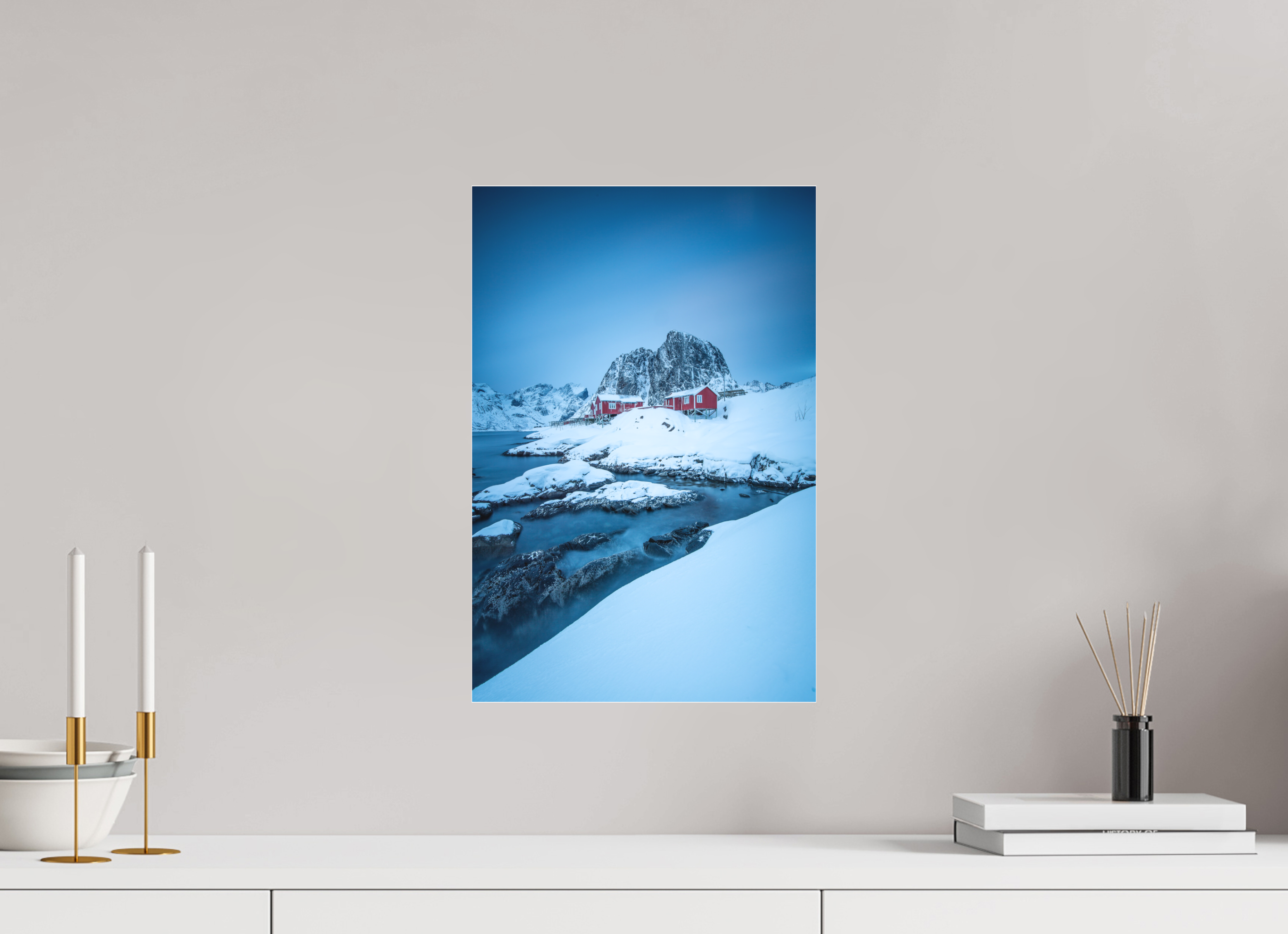 30 x 45 cm, Foto-Abzug hinter Acrylglas 3 mm matt Winterstille in Hamnøy – Felsen, Wasser und rote Häuser