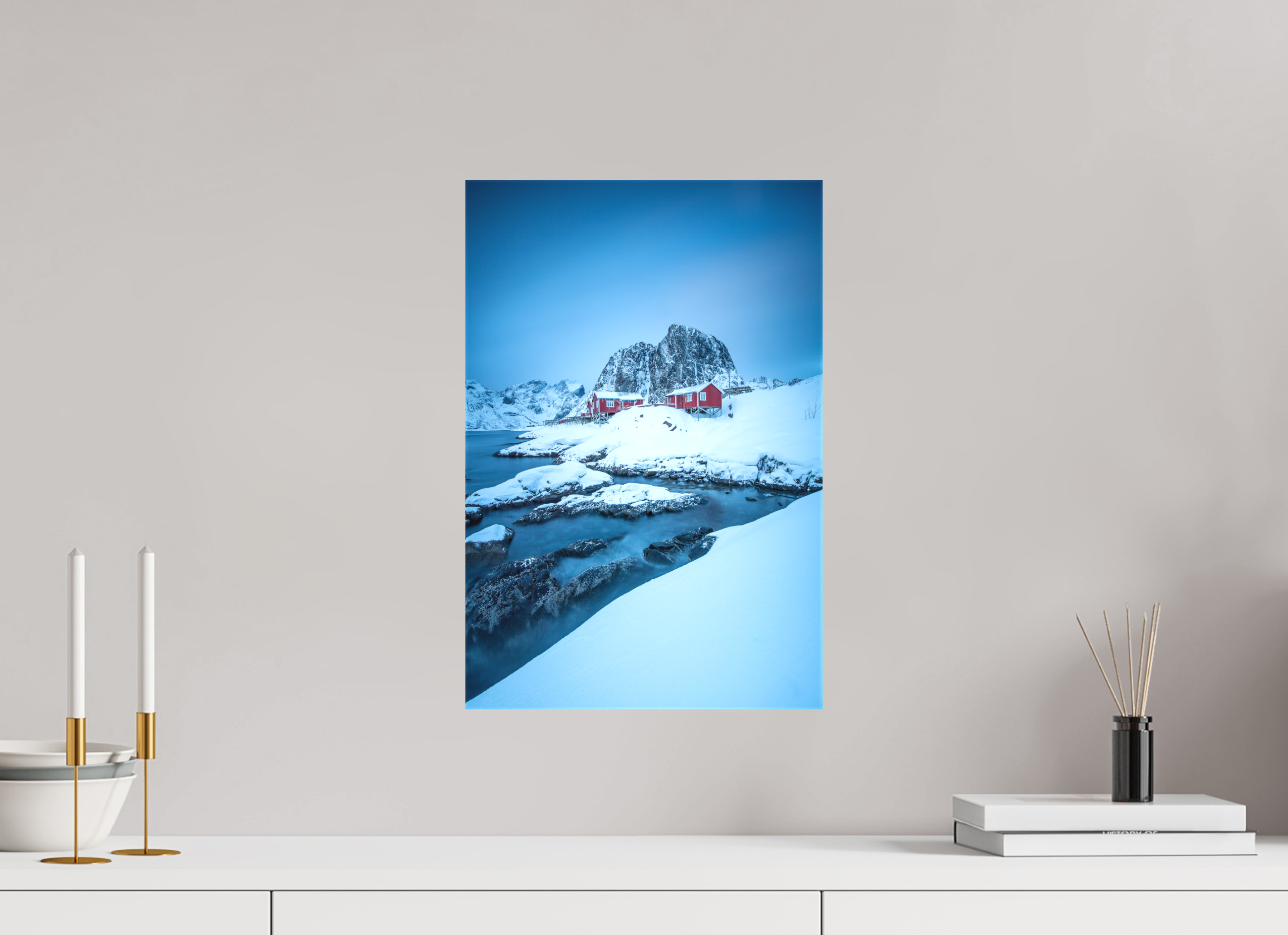30 x 45 cm, Foto-Leinwand matt Winterstille in Hamnøy – Felsen, Wasser und rote Häuser