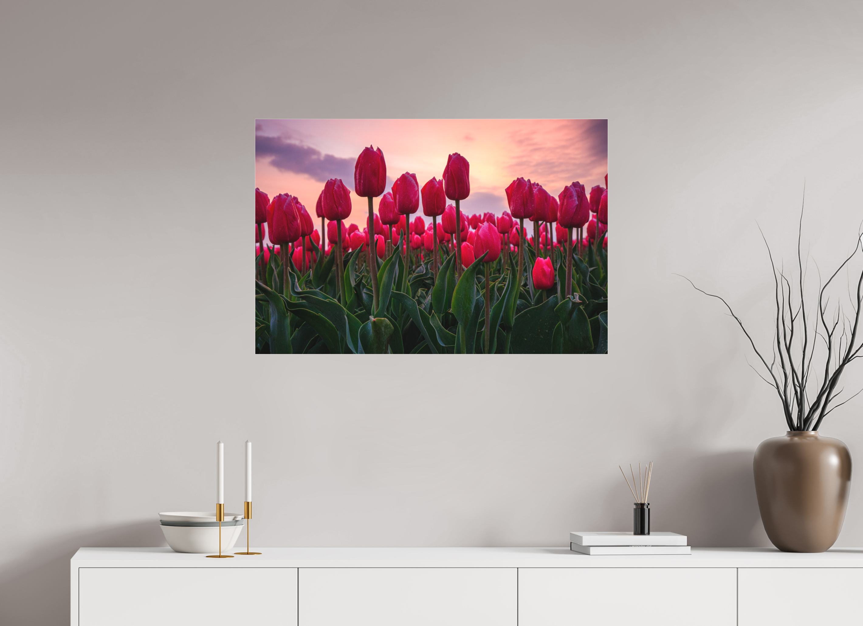 90 x 60 cm, Foto-Abzug hinter Acrylglas 3 mm matt Glutrot am Horizont: Magie des Tulpenfelds im Abendlicht