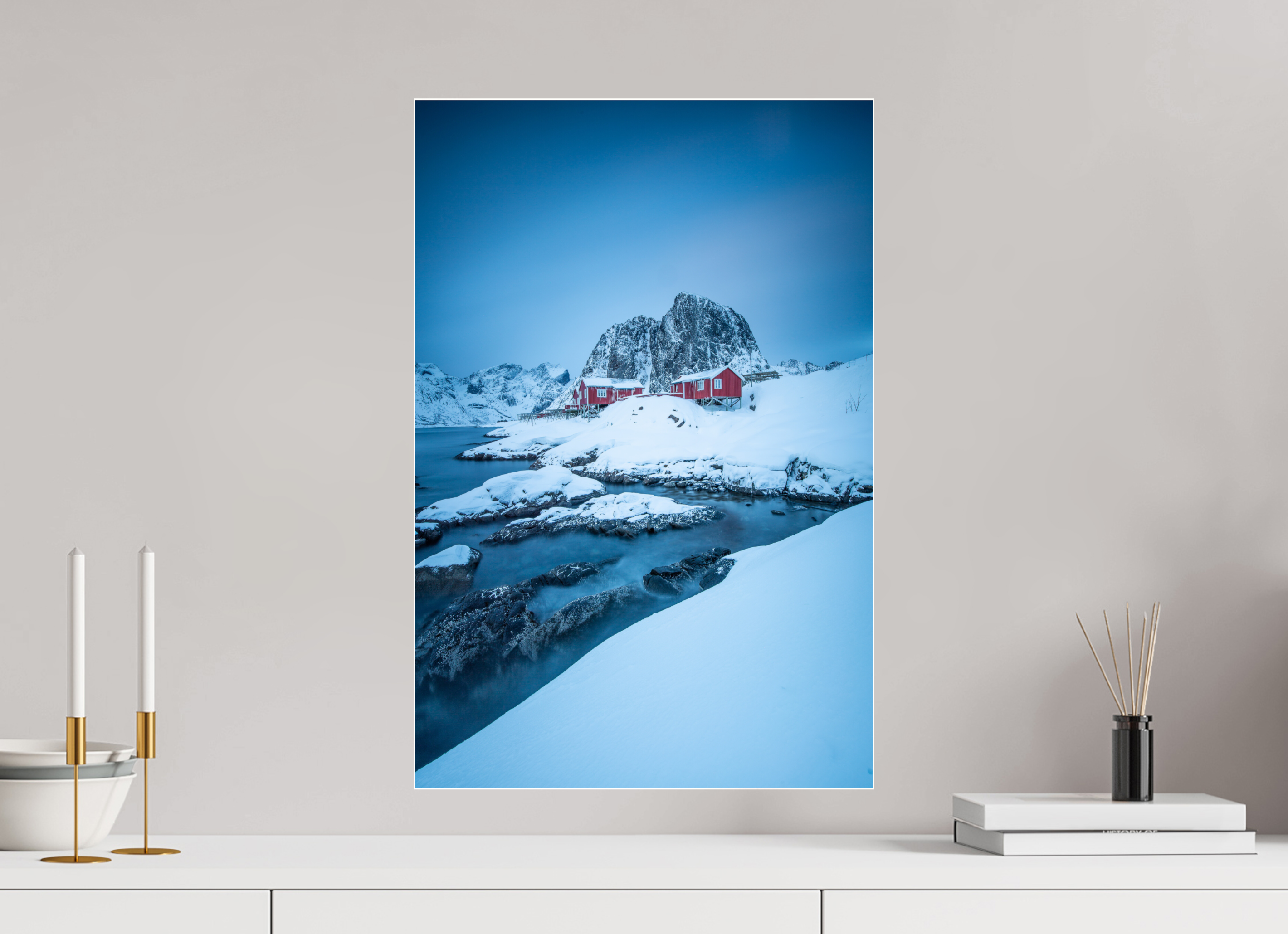 40 x 60 cm, Foto-Abzug Acrylglas 4 mm glänzend Winterstille in Hamnøy – Felsen, Wasser und rote Häuser
