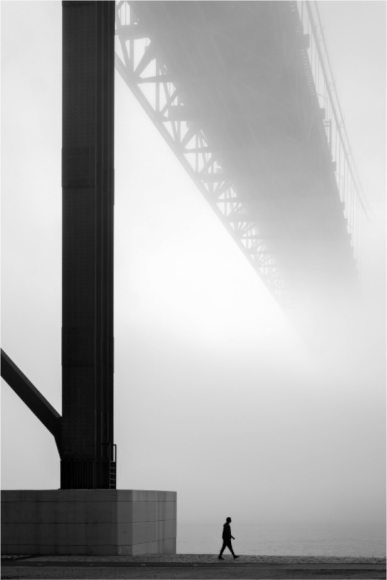 Main image Lissabon Brücke im Nebel S/W – Wandbild in Galeriequalität